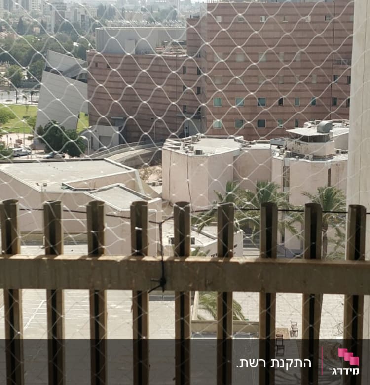 רשת למניעת כניסת יונים על חלון בניין